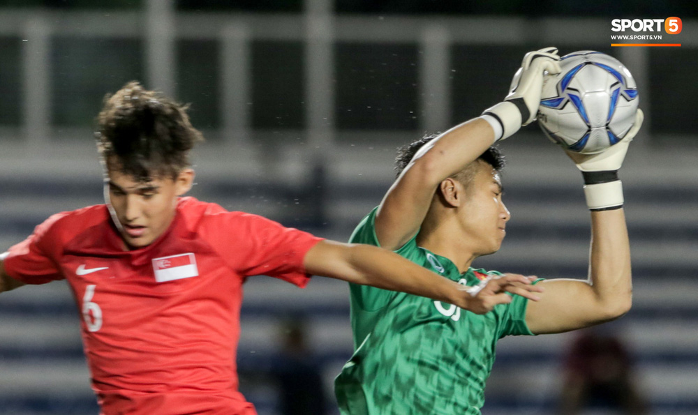 Thủ môn U22 Việt Nam bĩu môi sau pha bắt bóng lập bập, hai lần khiến CĐV thót tim trong trận thắng Singapore-11