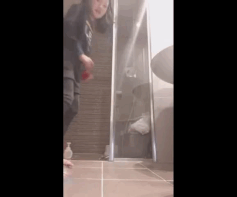 Giật mình với trào lưu học sinh tiểu học chụp trộm mẹ đi tắm tung lên mạng câu like”-3