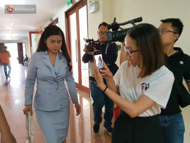 Bà Thảo tiếp tục nói HĐXX đang xử ép, ông Vũ chia sẻ: Nếu đúng luật cha mẹ qua phải 50% lận, cô ấy nói giống như chồng mình đi ở đợ-10