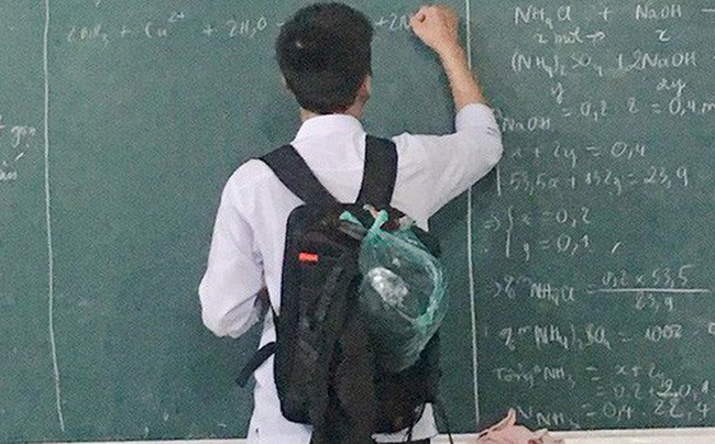 Bị lên bảng làm bài toán lãi suất ngân hàng, nam sinh bí quá điền luôn 1 dòng nghe vô lý nhưng ai cũng thấy thuyết phục-2