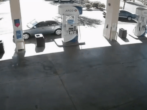 Thanh niên Mỹ trổ tài drift gây cháy nổ ở trạm xăng