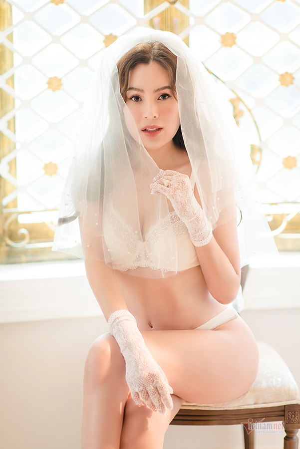 Hoa hậu Phương Lê diện áo cưới sexy dù đã sinh ba con-2