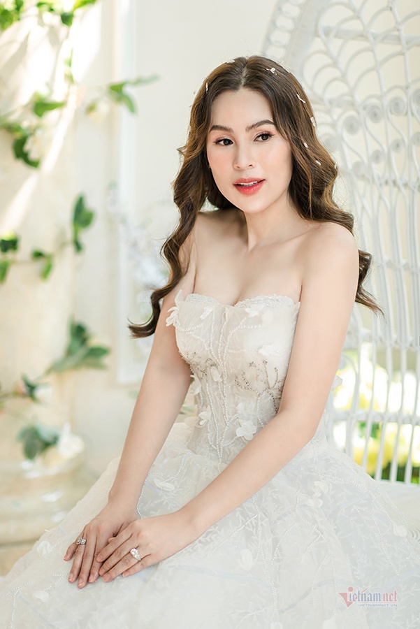 Hoa hậu Phương Lê diện áo cưới sexy dù đã sinh ba con-3