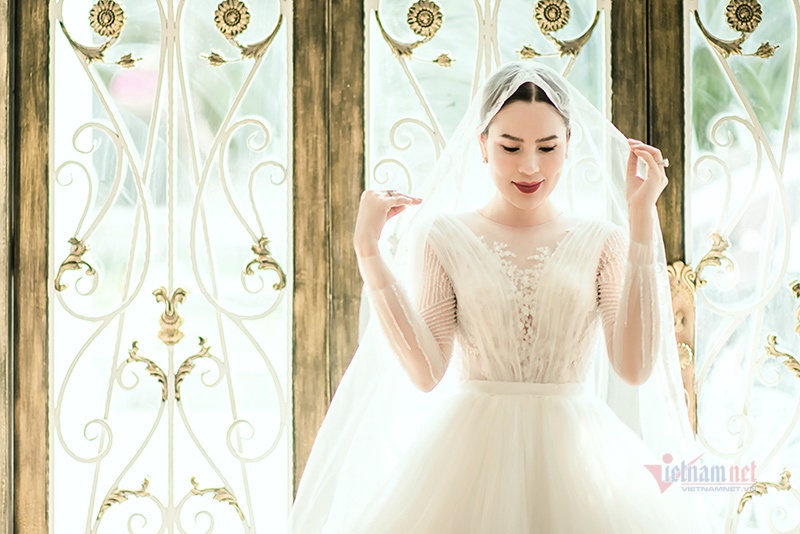 Hoa hậu Phương Lê diện áo cưới sexy dù đã sinh ba con-4