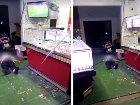 Clip: Khoảnh khắc tên cướp manh động dùng vật cứng đập vào gáy khiến cụ ông bất tỉnh, cướp tiệm vàng giữa trận Việt Nam gặp Singapore-2