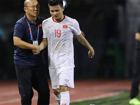 Quang Hải buồn bã trở về khách sạn sau khi đi bệnh viện kiểm tra chấn thương-4