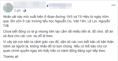 Hà Nội xuất hiện đối tượng mặc đồ đen cầm tiền lẻ và đồ chơi đứng trước cổng trường nghi dụ dỗ trẻ em, phụ huynh hết sức cảnh giác-1