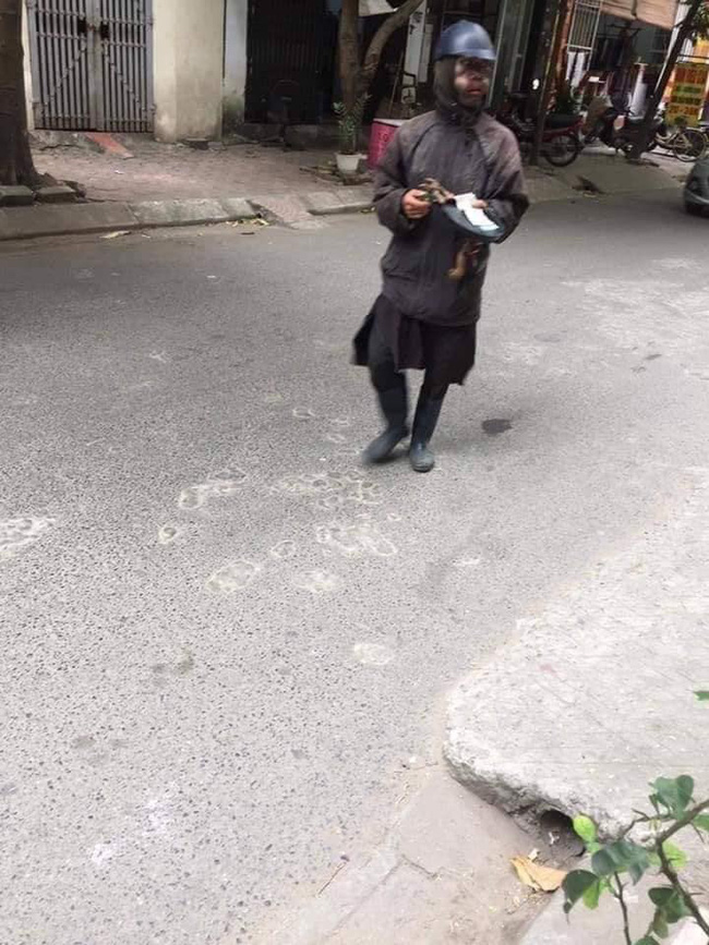 Hà Nội xuất hiện đối tượng mặc đồ đen cầm tiền lẻ và đồ chơi đứng trước cổng trường nghi dụ dỗ trẻ em, phụ huynh hết sức cảnh giác-3