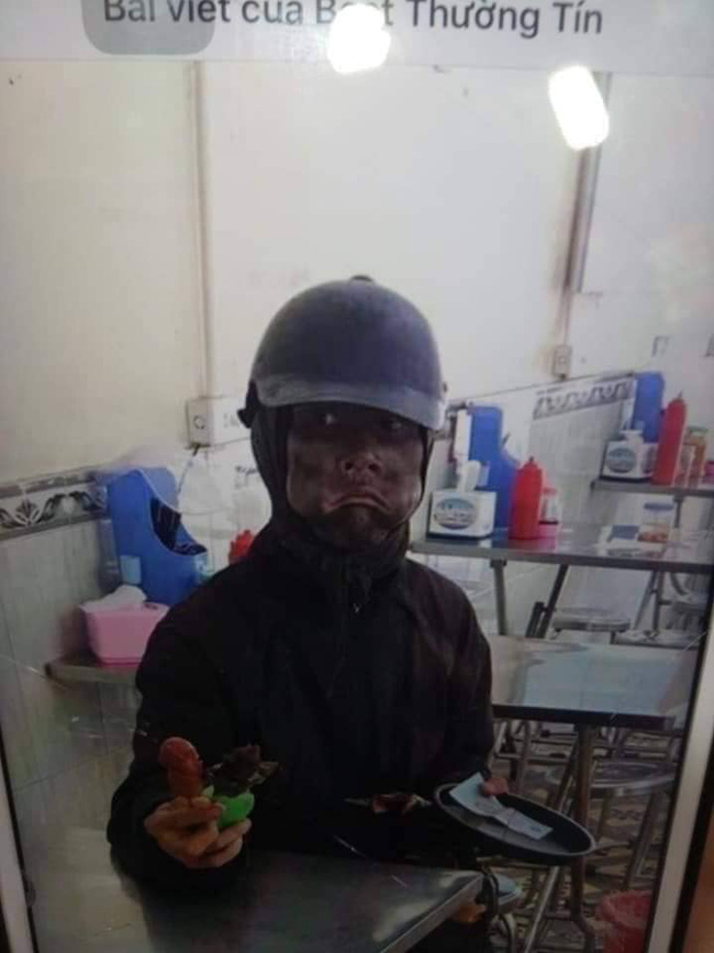 Hà Nội xuất hiện đối tượng mặc đồ đen cầm tiền lẻ và đồ chơi đứng trước cổng trường nghi dụ dỗ trẻ em, phụ huynh hết sức cảnh giác-4