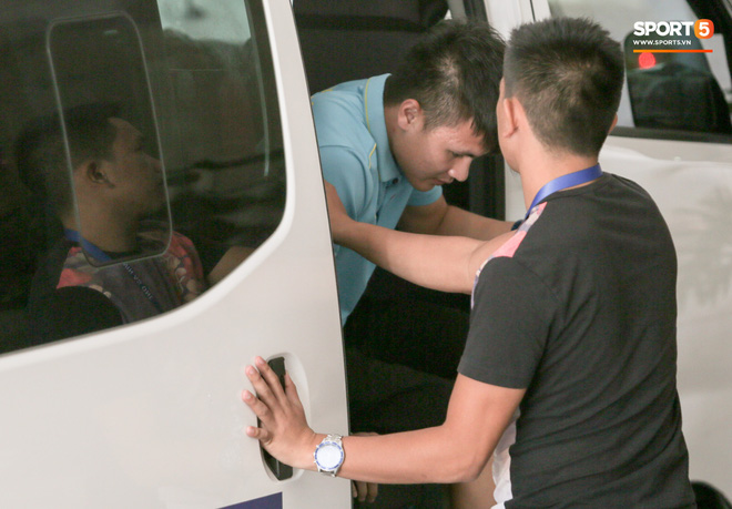 Quang Hải buồn bã trở về khách sạn sau khi đi bệnh viện kiểm tra chấn thương-1