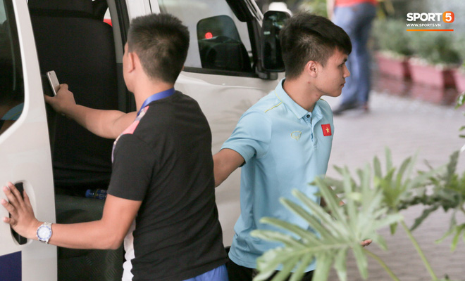 Quang Hải buồn bã trở về khách sạn sau khi đi bệnh viện kiểm tra chấn thương-3