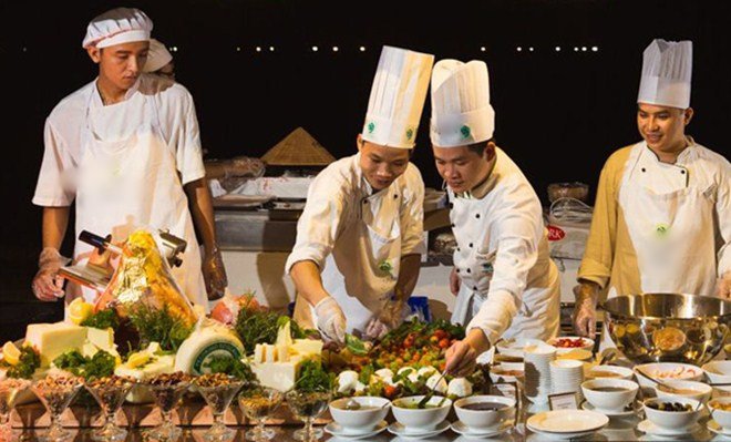 Lấy chồng ngoại quốc, Hoàng Oanh khao tiệc tinh tế, 2 sao Việt khác xa hoa đắt đỏ-8