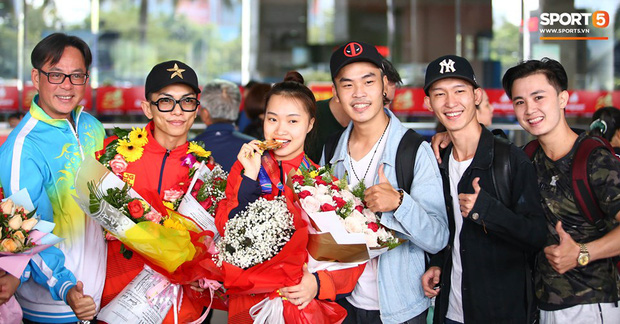 Sau khoảnh khắc hạnh phúc ôm lấy nhau khóc nức nở tại Philippines, vợ chồng Phan Hiển - Khánh Thi đã trở về Việt Nam, ân cần yêu thương cô con gái xinh xắn-4