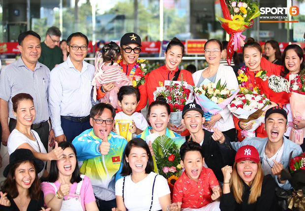 Sau khoảnh khắc hạnh phúc ôm lấy nhau khóc nức nở tại Philippines, vợ chồng Phan Hiển - Khánh Thi đã trở về Việt Nam, ân cần yêu thương cô con gái xinh xắn-5