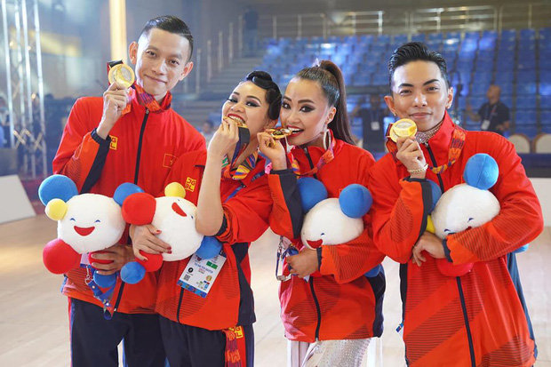 Sau khoảnh khắc hạnh phúc ôm lấy nhau khóc nức nở tại Philippines, vợ chồng Phan Hiển - Khánh Thi đã trở về Việt Nam, ân cần yêu thương cô con gái xinh xắn-6