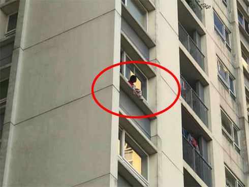 Hình ảnh bé gái ngồi vắt vẻo ngoài ban công tầng 6 chung cư khiến nhiều người kinh hãi