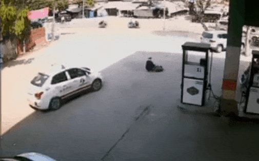 Bà ngoại 90 tuổi ngồi đánh bài tam cúc cực ngầu, chấp hết các con cháu sáng bà chơi với cháu gái, tối tiếp luôn cháu trai mà vẫn khoẻ re”-5