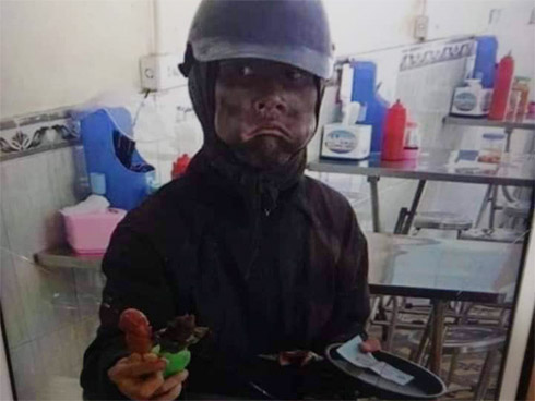 Đại tá, Trưởng Công an Quận: Chưa thể bắt người đàn ông mặc đồ đen, mặt bôi đen, tay cầm đùi gà-2