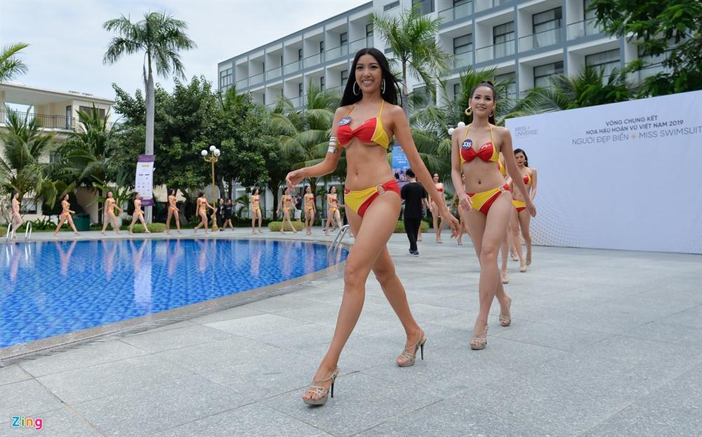 Thúy Vân tự tin diễn bikini sau sự cố lộ vòng một-1