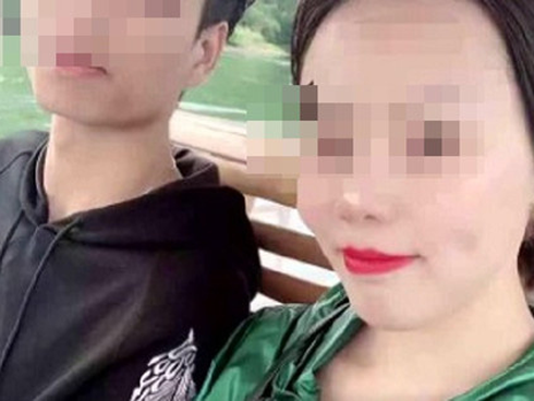 Chồng ngồi xổm trên sàn đất làm ghế êm cho vợ bầu ở bệnh viện phụ sản, khoảnh khắc khiến dân mạng tranh cãi dữ dội-4