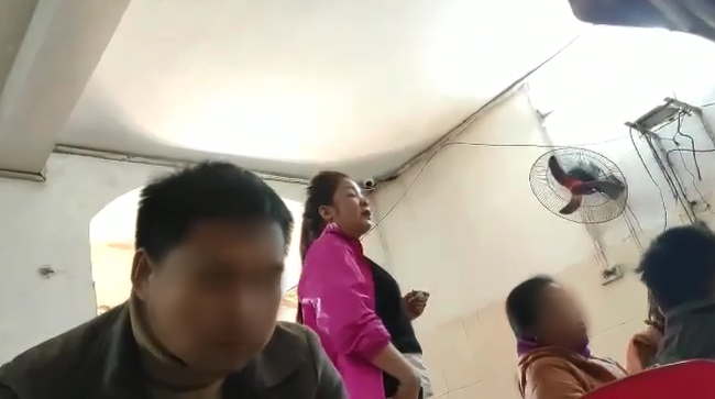 Chủ quán cơm cổng bệnh viện Bạch Mai bị tố chặt chém kiểu giết người bất ngờ lên tiếng: Sống ở Hà Nội này, người đông đúc như thế mà lại dễ lừa được à?-5