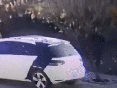 Đi bộ giữa lòng đường, người đàn ông bị đâm ngã-1