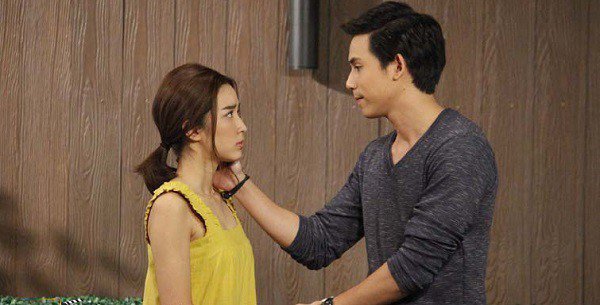 Đêm mưa, nằm ôm tình trẻ, cô vợ giật mình khi chồng đập cửa bên ngoài xin vào gặp-1