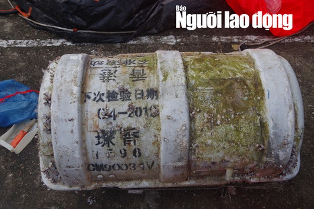 Phát hoảng khi chiếc phao bung ra từ vật lạ có chữ Trung Quốc dạt vào bờ biển-1