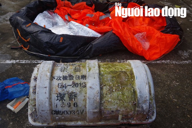 Phát hoảng khi chiếc phao bung ra từ vật lạ có chữ Trung Quốc dạt vào bờ biển-2