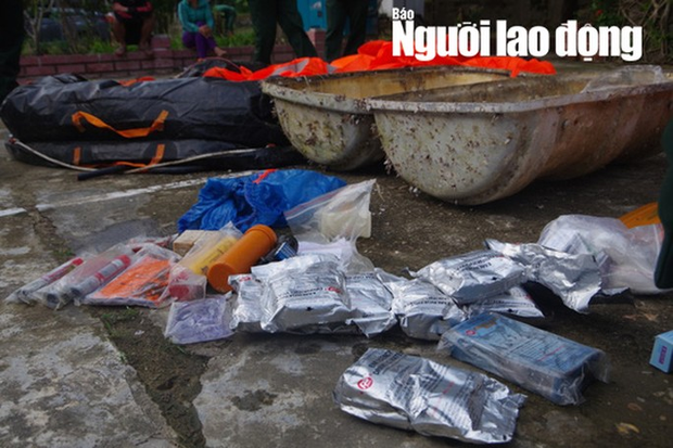 Phát hoảng khi chiếc phao bung ra từ vật lạ có chữ Trung Quốc dạt vào bờ biển-3