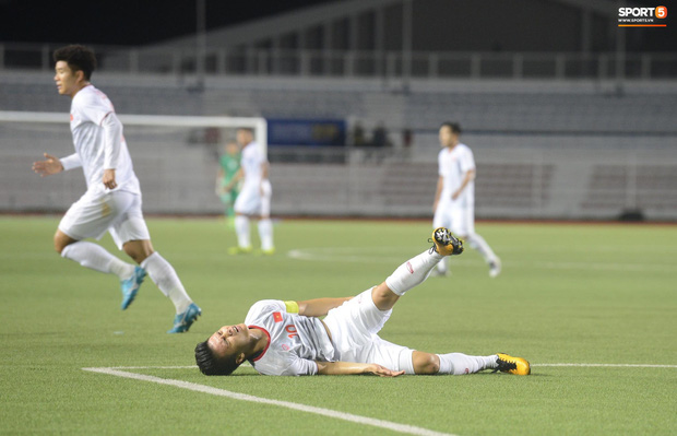 Giữa lúc người hâm mộ đang rất lo lắng cho chấn thương, Quang Hải lạc quan: Ngồi xíu cho đỡ mệt thôi mà!-1