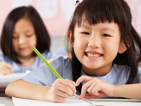 Bảo học trò dùng từ vựng đã học để miêu tả về bản thân, cô giáo giận tím người khi nhận câu trả lời rất tỉnh: Em đẹp trai-2