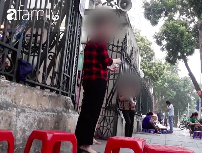 Nhức nhối nạn cò mồi cổng viện K: Chèo kéo bệnh nhân sang phòng khám tư nhân, bị đau bụng bắt đi xét nghiệm... HIV-1