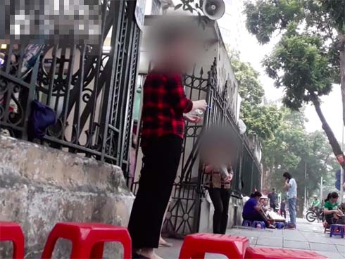 Nghẹn lòng cậu bé bị bệnh mặt quỷ”: Nó không dám đi học, bạn bè thấy thì chạy hết, cứ lủi thủi một mình như thế từ bé đến giờ”-10