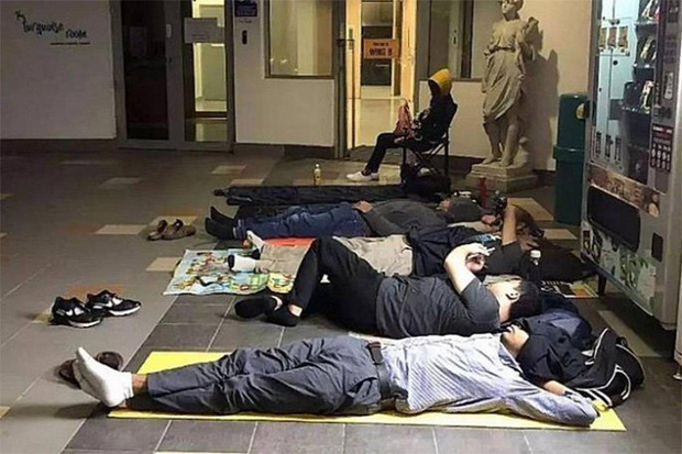 Cha mẹ Singapore xếp hàng qua đêm để đăng ký học cho con-1