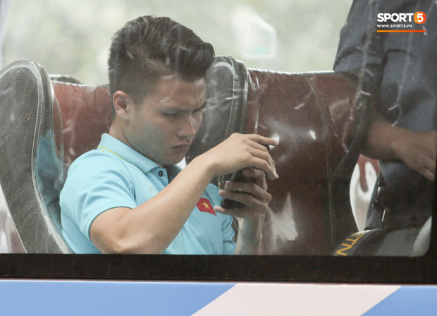 Quang Hải rách cơ vẫn xin xuống sân cổ vũ các đồng đội đấu U22 Thái Lan-1