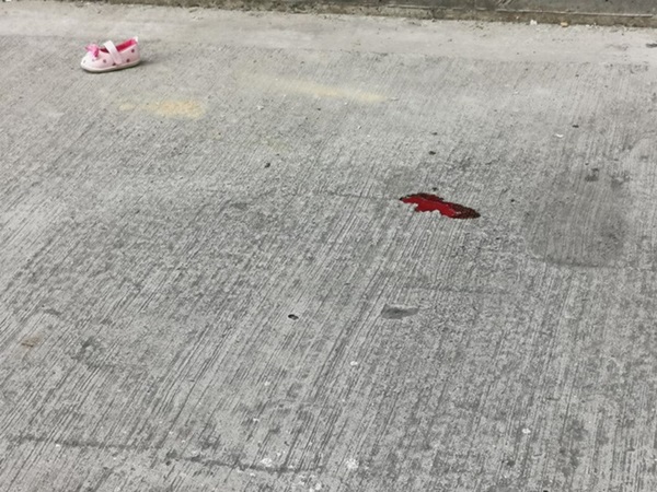 Bé gái tử vong thương tâm sau khi ngã xuống lỗ hổng trên cây cầu của tòa nhà 5 tầng-1