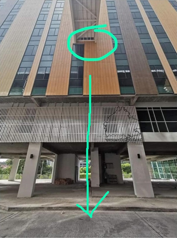 Bé gái tử vong thương tâm sau khi ngã xuống lỗ hổng trên cây cầu của tòa nhà 5 tầng-3