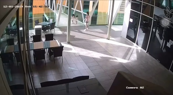 Bé gái tử vong thương tâm sau khi ngã xuống lỗ hổng trên cây cầu của tòa nhà 5 tầng-5