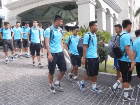 Cảnh sát hộ tống U22 Việt Nam đến SVĐ trước trận gặp Thái Lan