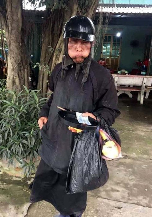 Sự thật thông tin công an đã bắt giữ đối tượng mặt đen như Bao Công, tay cầm đầu gà và xúc xích đi xin tiền khắp nơi-1