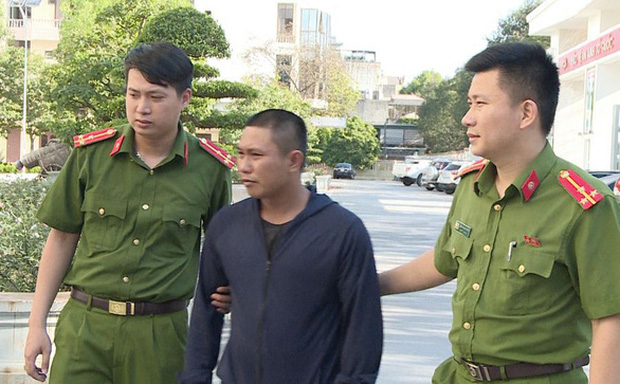 Sự thật thông tin công an đã bắt giữ đối tượng mặt đen như Bao Công, tay cầm đầu gà và xúc xích đi xin tiền khắp nơi-3