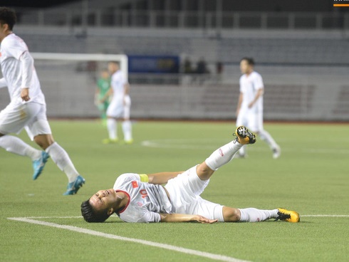 Phút trầm ngâm, lo lắng của các bậc sinh thành khi Quang Hải bị chấn thương-10