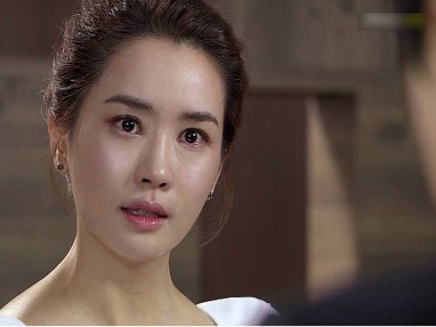 Đang hào hứng cổ vũ bóng đá nhưng đến khi nghe lời chồng hứa hẹn với bạn bè thì bát đũa trên tay tôi tuột rơi loảng xoảng xuống nền nhà