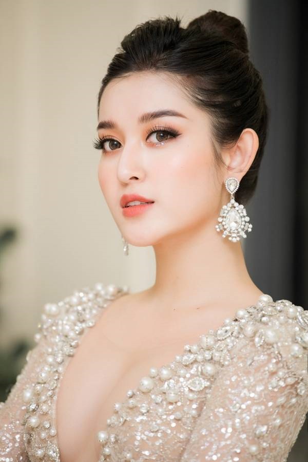 Huyền My, Tú Anh đọ thân hình quyến rũ không tì vết giữa trời giá rét-5