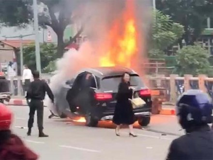 Khởi tố vụ nữ tài xế đi giày cao gót lái xe ô tô Mercedes gây tai nạn liên hoàn khiến 1 người tử vong ở Lê Văn Lương