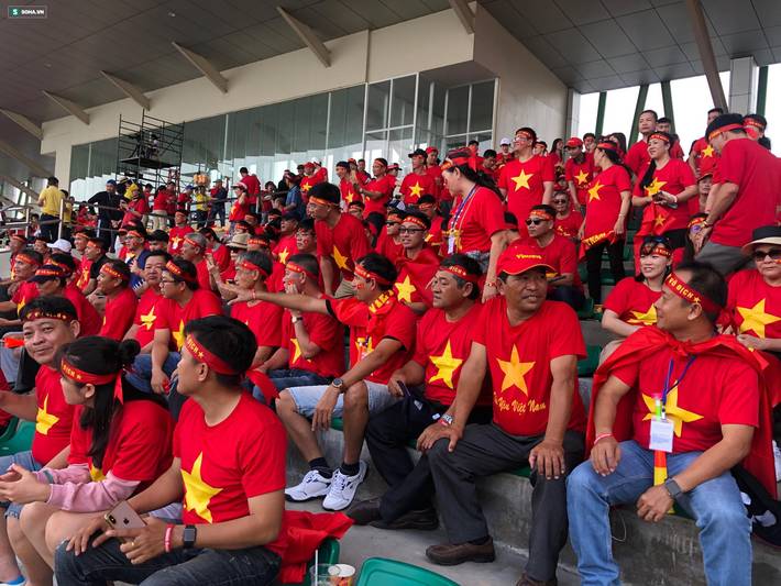 Fan Việt nhuộm đỏ SVĐ Binan, dự đoán chiến thắng áp đảo cho đội nhà-2