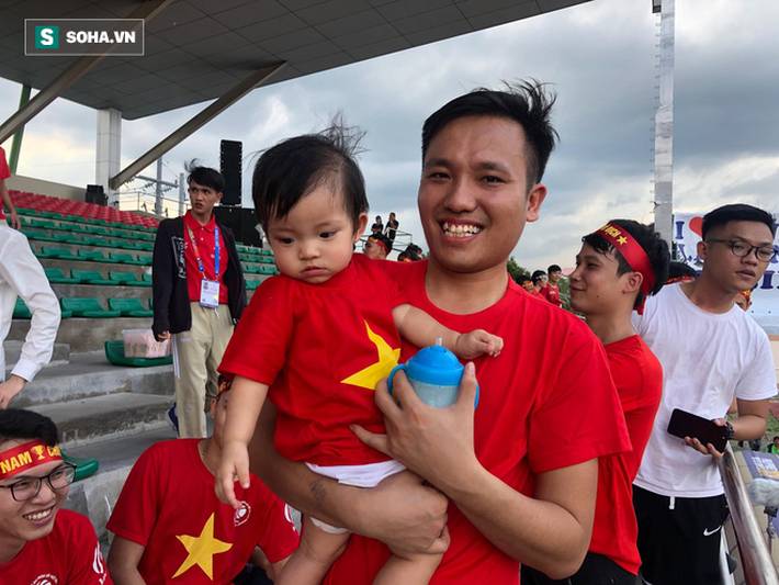 Fan Việt nhuộm đỏ SVĐ Binan, dự đoán chiến thắng áp đảo cho đội nhà-5