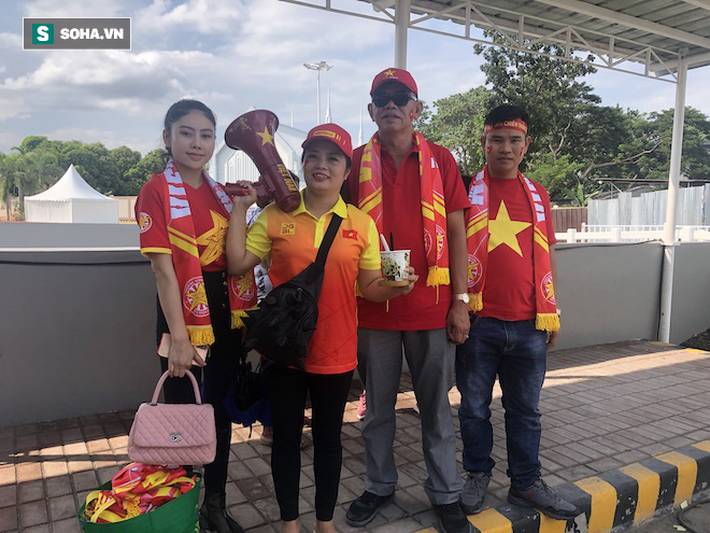 Fan Việt nhuộm đỏ SVĐ Binan, dự đoán chiến thắng áp đảo cho đội nhà-9