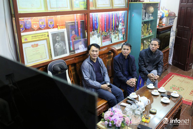 Phút trầm ngâm, lo lắng của các bậc sinh thành khi Quang Hải bị chấn thương-1